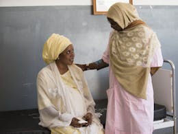 Madame Badji helpt vrouw met zorg