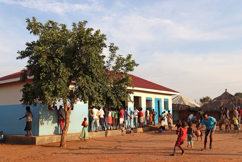 Job steunt kinderen en jongeren in Bidibidi Bidibidi vluchtelingenkamp Uganda met kinderen