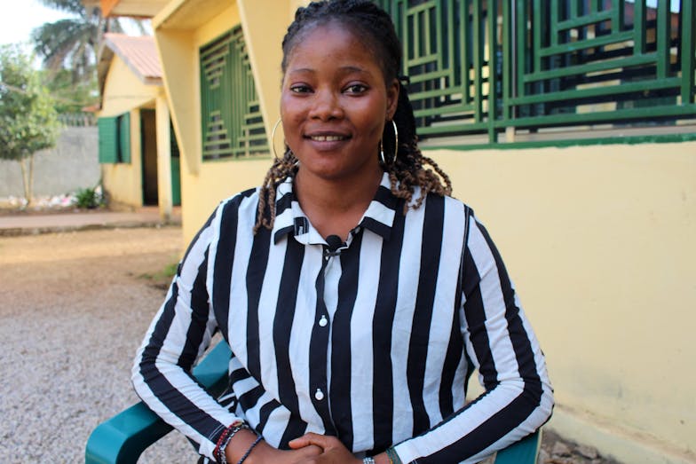 Fatoumata, meisje in gestreept shirt in Guinee