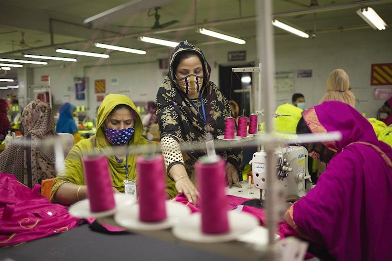 Mahfuza geeft leiding gendertool vrouw geeft leiding in fabriek gendertool