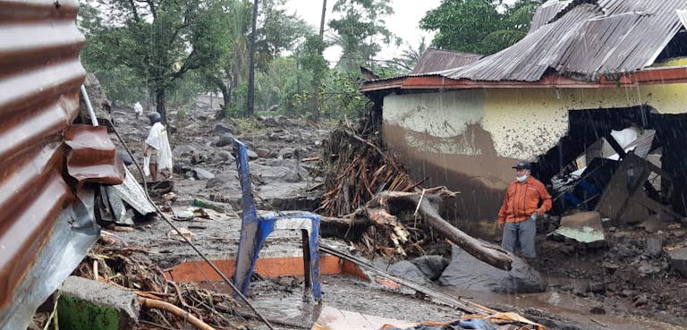 Overstromingen en schade door cycloon in Indonesië