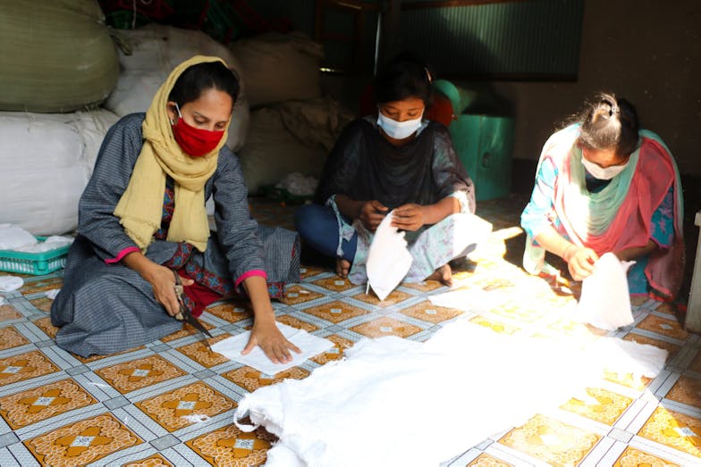 Shirin strijdt tegen kindhuwelijken in Bangladesh 1 Shirin met haar werknemers aan het werk