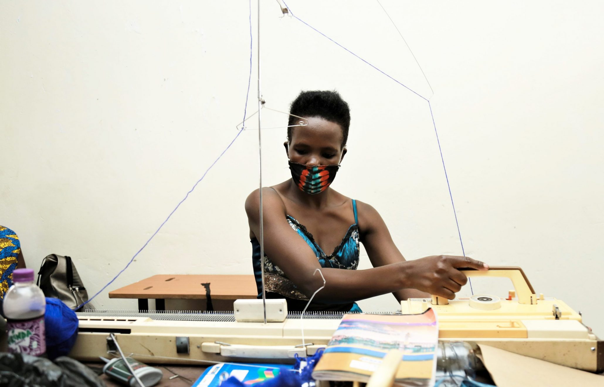 Doreen aan het werk met de naaimachine