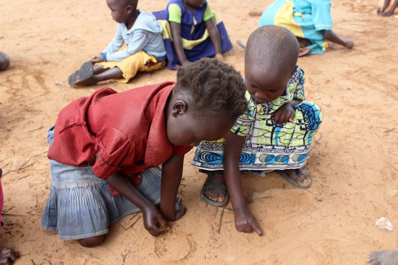 kinderen in Zuid-Sudan Kinderen spelen buiten in Zuid-Sudan