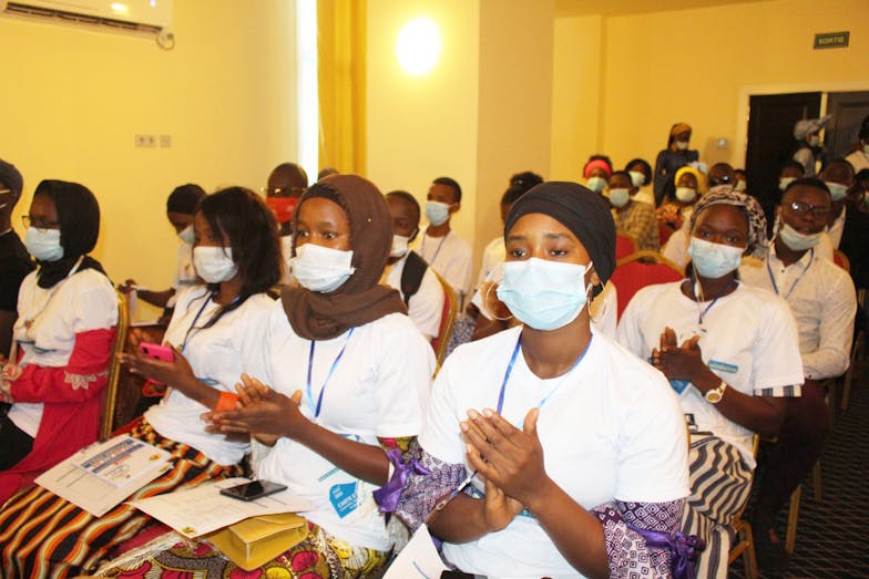 meisjes met mondkapjes tijdens het Girls Forum in Guinee