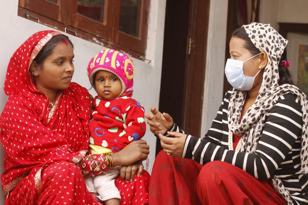 Giro555 in Nepal moeder krijgt voorlichting over corona