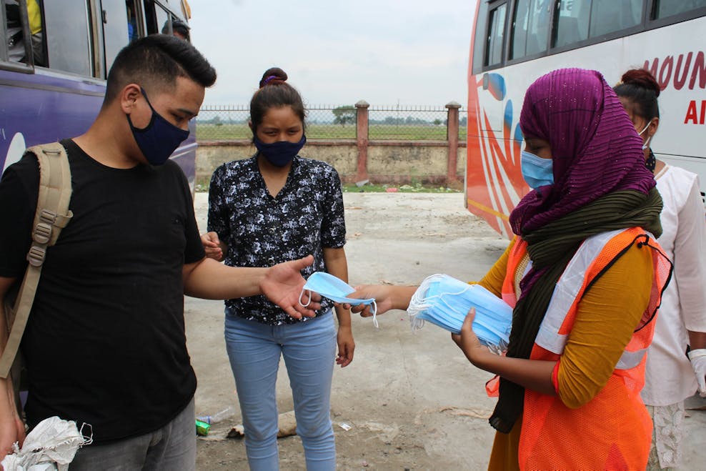 giro555 nepal distributie van mondkapjes bij busstation