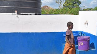 Meisje gebruikt waterpunt van Plan International in Cabo Delgado