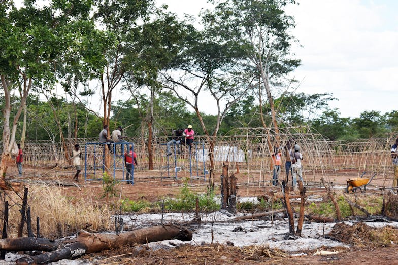 mannen bouwen tijdelijke nederzettingen
