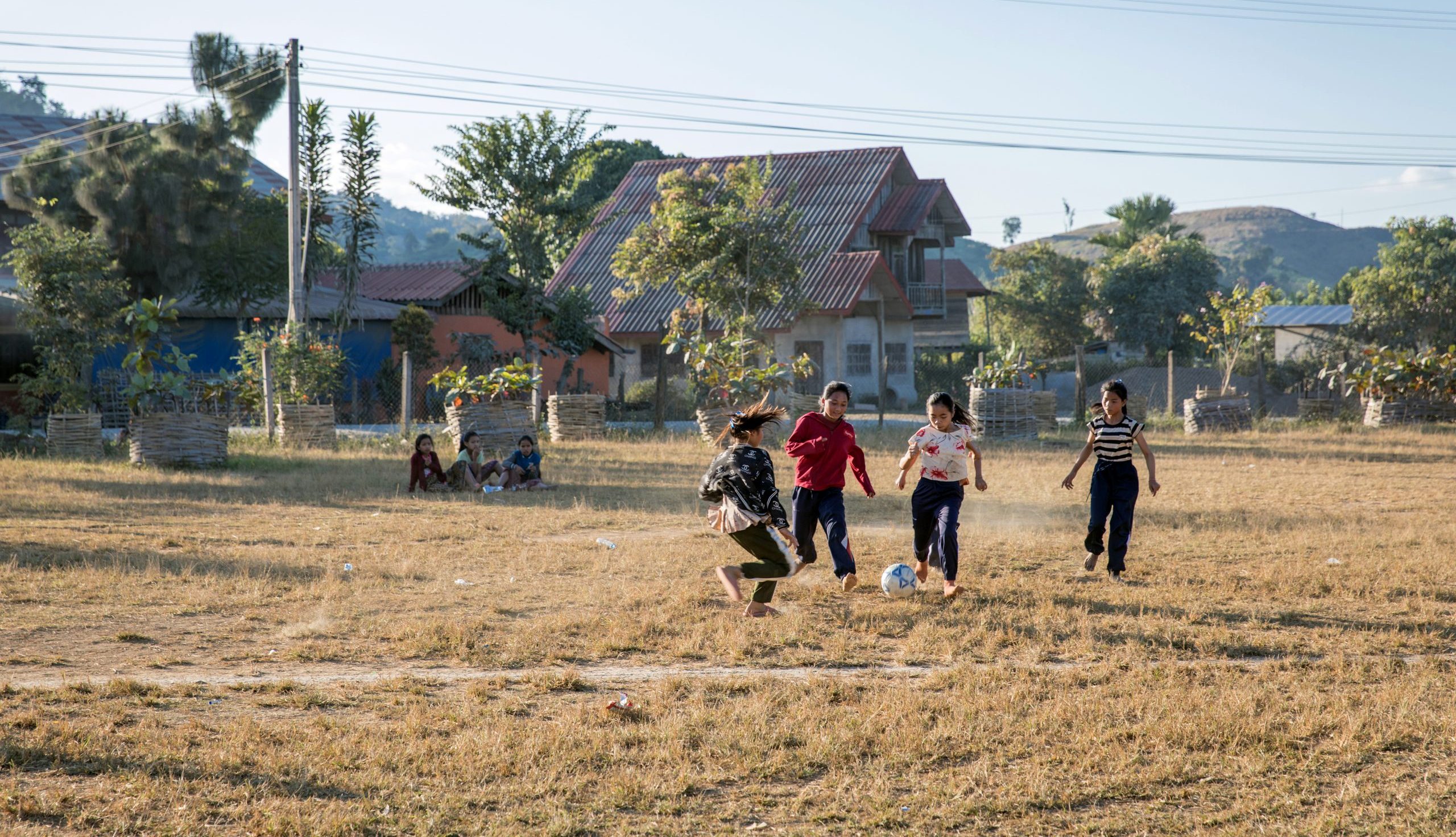 Meisjes spelen voetbal
