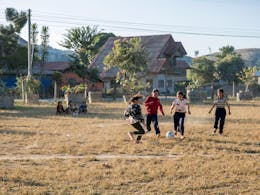 Meisjes spelen voetbal