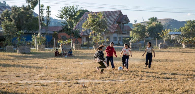 Meisjes spelen voetbal