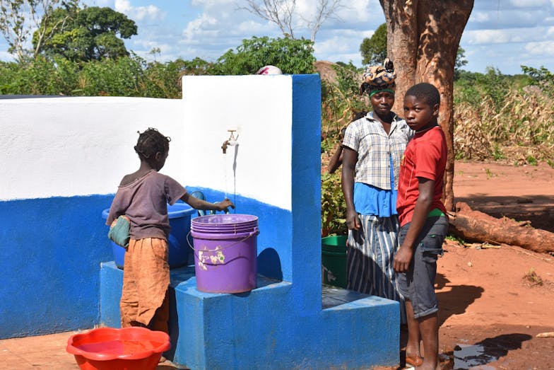 kinderen bij waterkraan van Plan International