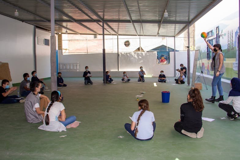 kinderen zitten in een kring op school