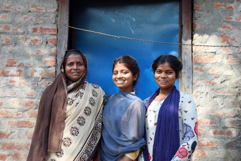 Poonam met moeder en zus