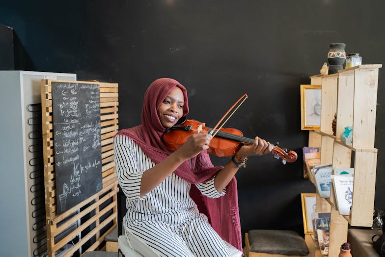 Safa Safa speelt viool Sudan