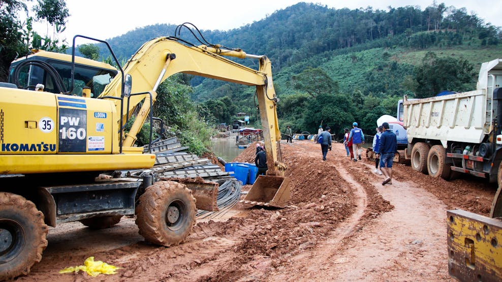 Wegherstel na de overstroming in de provincie Kon Tum in Vietnam
