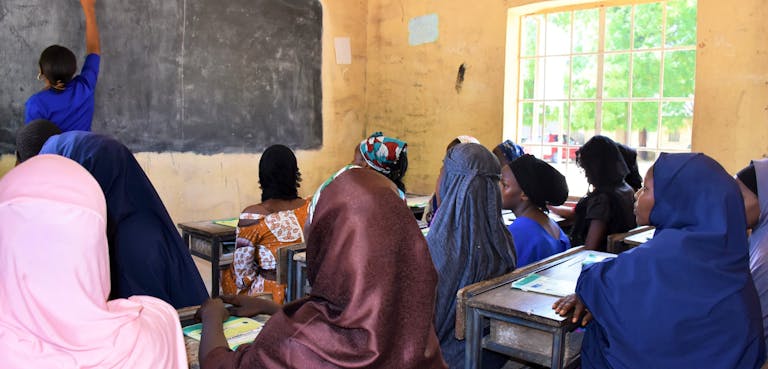 Schoolmeisjes op school AEP schoolproject Nigeria