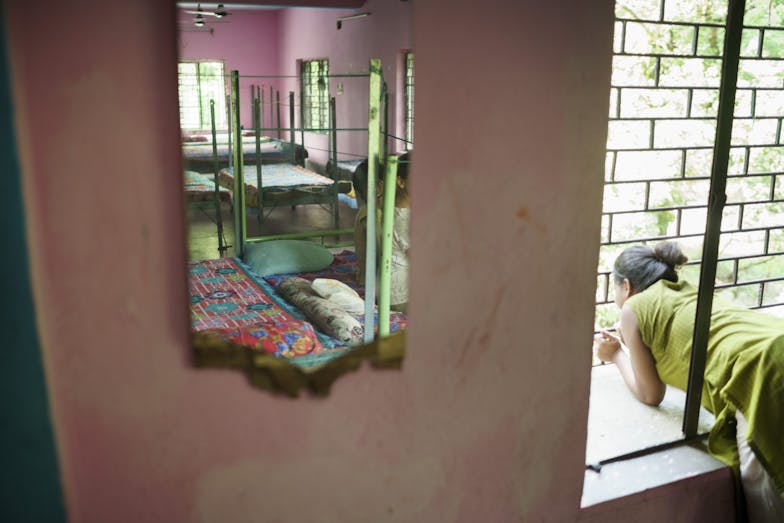 meisje hangt uit het raam in India