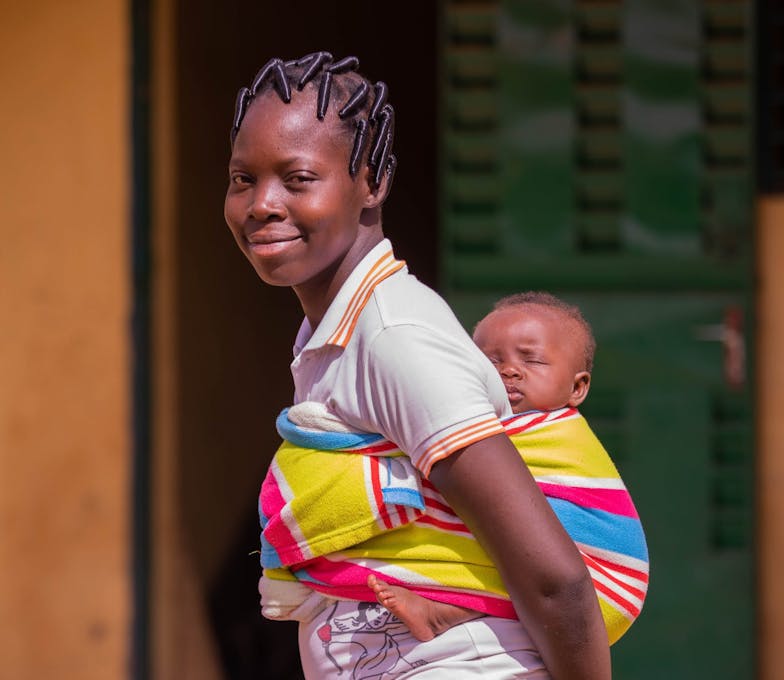Jonge vrouw met baby in Burkina Faso