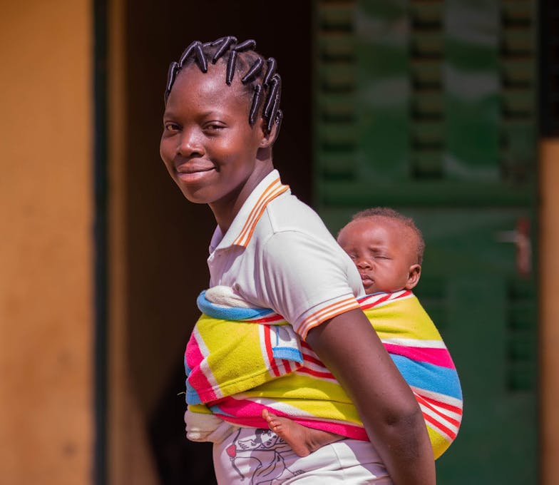 Jonge vrouw met baby in Burkina Faso Jonge vrouw met baby in Burkina Faso