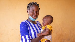 Jonge vrouw met baby in Burkina Faso