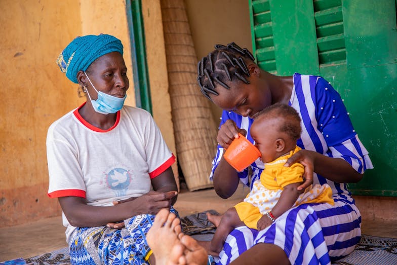 Kadiguiata voedt haar baby