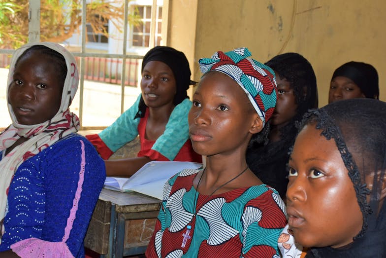Mziyakwa en klasgenoten in Nigeria Mziyakwa naar school in Nigeria