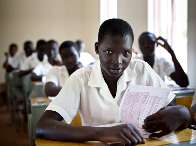meisje in schoolbank
