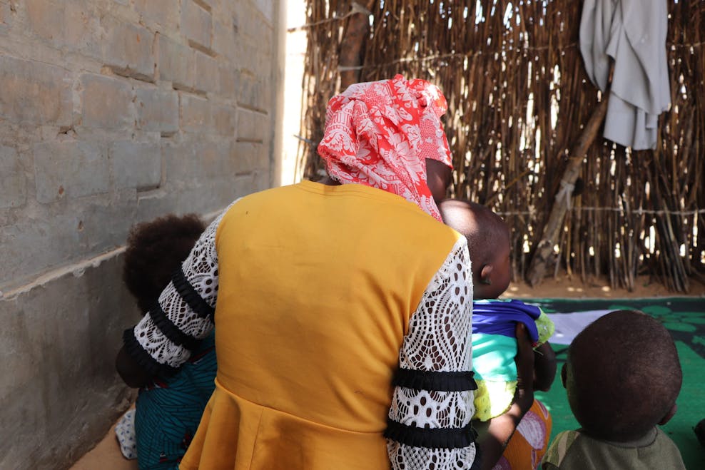 Atou (15) uit Niger met haar drie kinderen