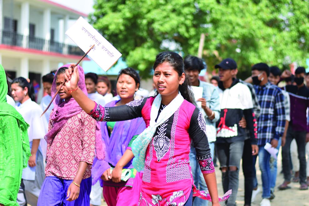 meisje leidt protest in Nepal