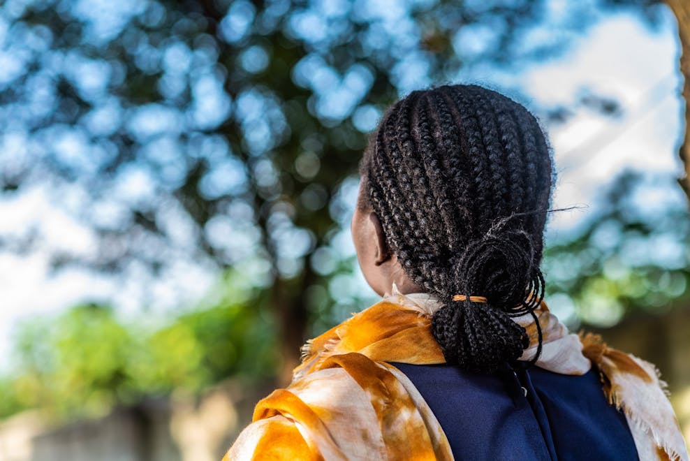 Vrouw kijkt naar de horizon met haar rug naar de camera