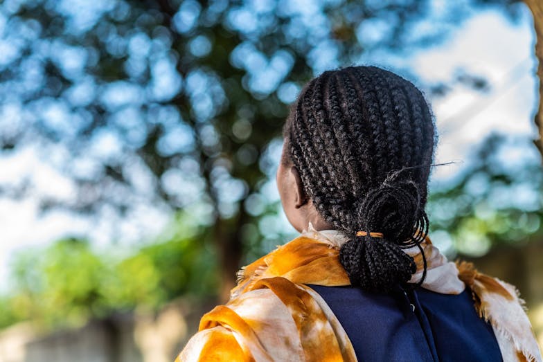 Vrouw kijkt naar de horizon met haar rug naar de camera