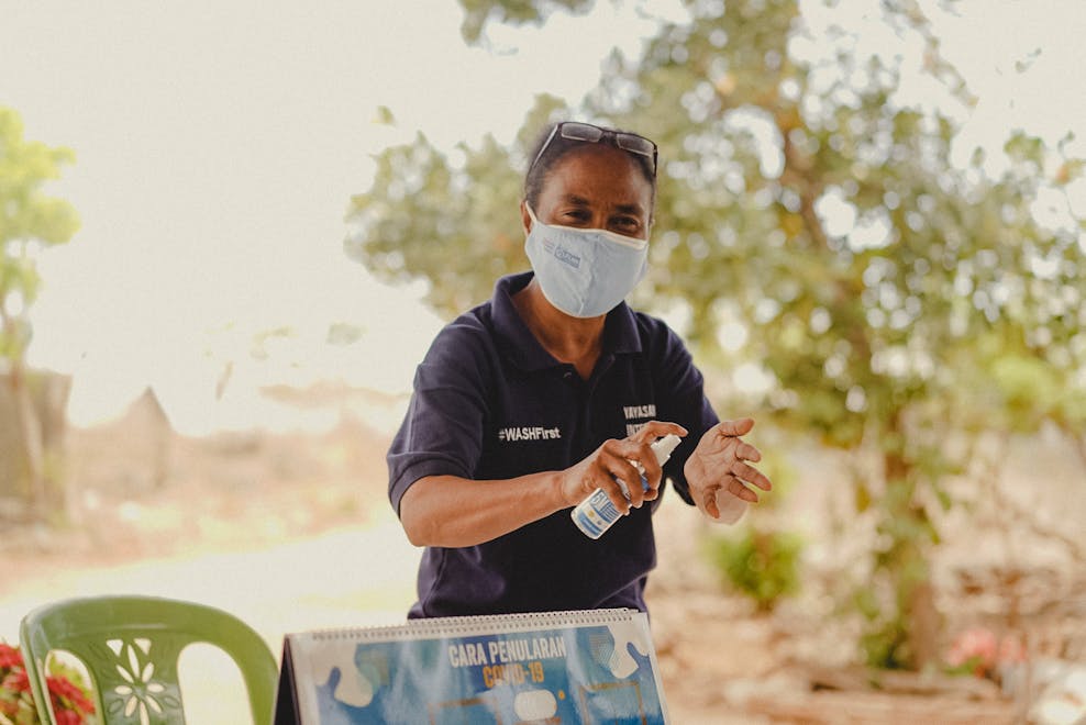 collega Indonesië collega WASH First laat desinfecterend middel zien