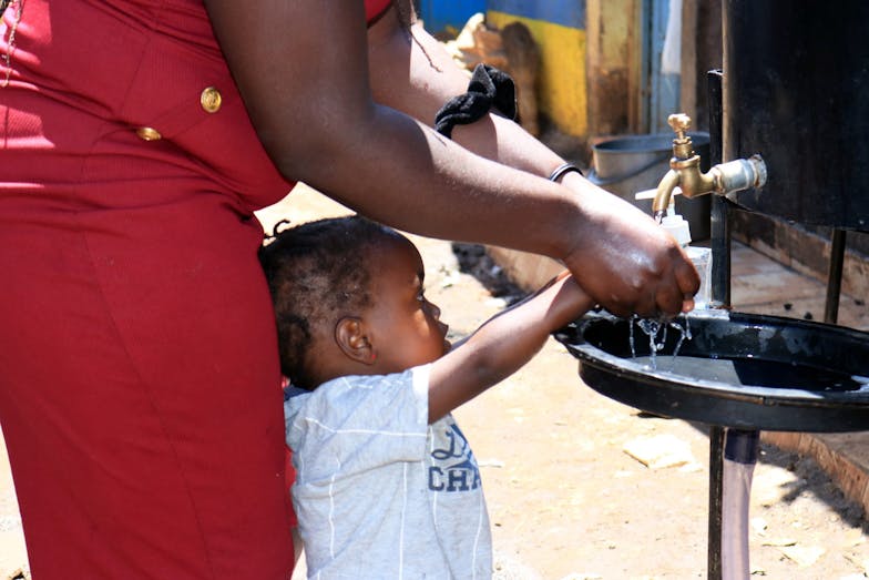 Jongetje wast zijn handen