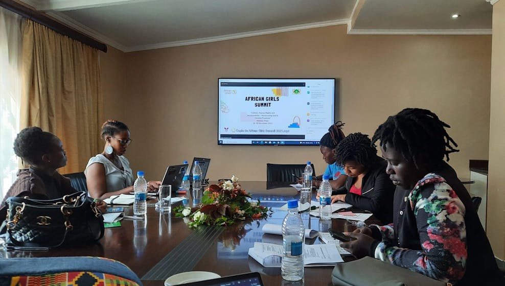 African Girls Summit Meiden aan vergadertafel