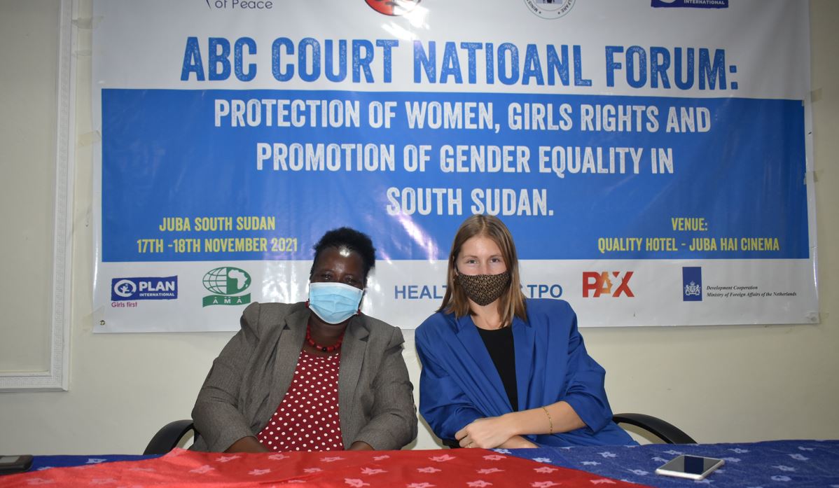 Janine en collega Agnes uit Zuid-Sudan