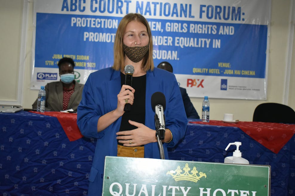 Janine in Zuid-Sudan Janine met de microfoon