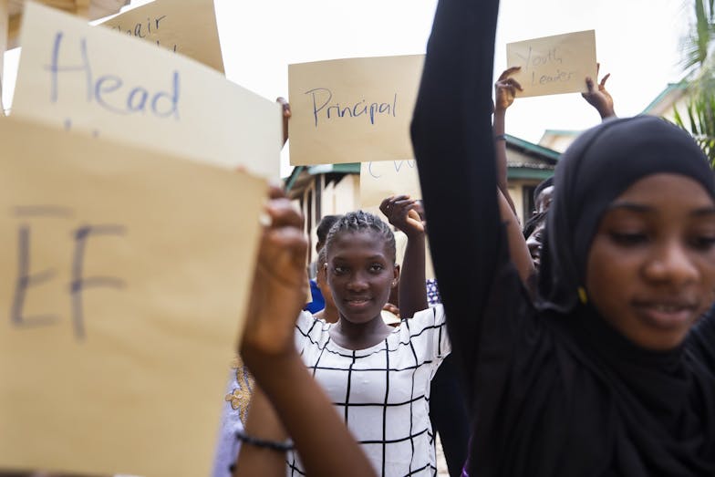vrouwen houden borden omhoog