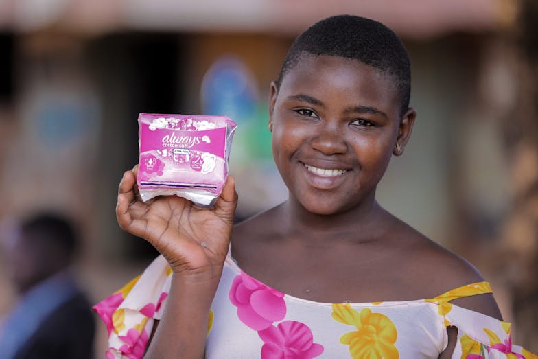 menstruatieproducten meisje lacht met maandverband