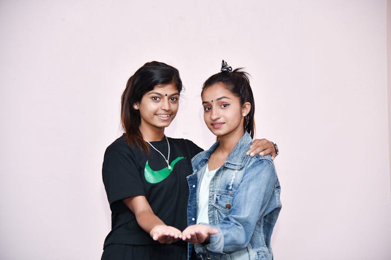 Imagine Samjhana en Suvekshja uit Nepal