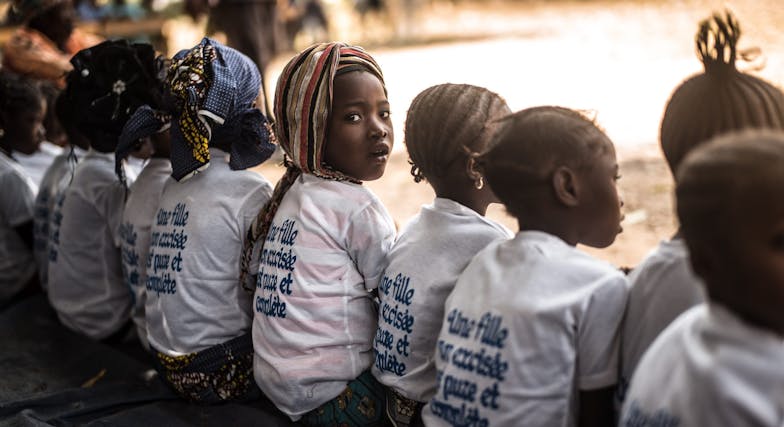 meisjes tegen FGM meisjes op een rij met shirts tegen FGM