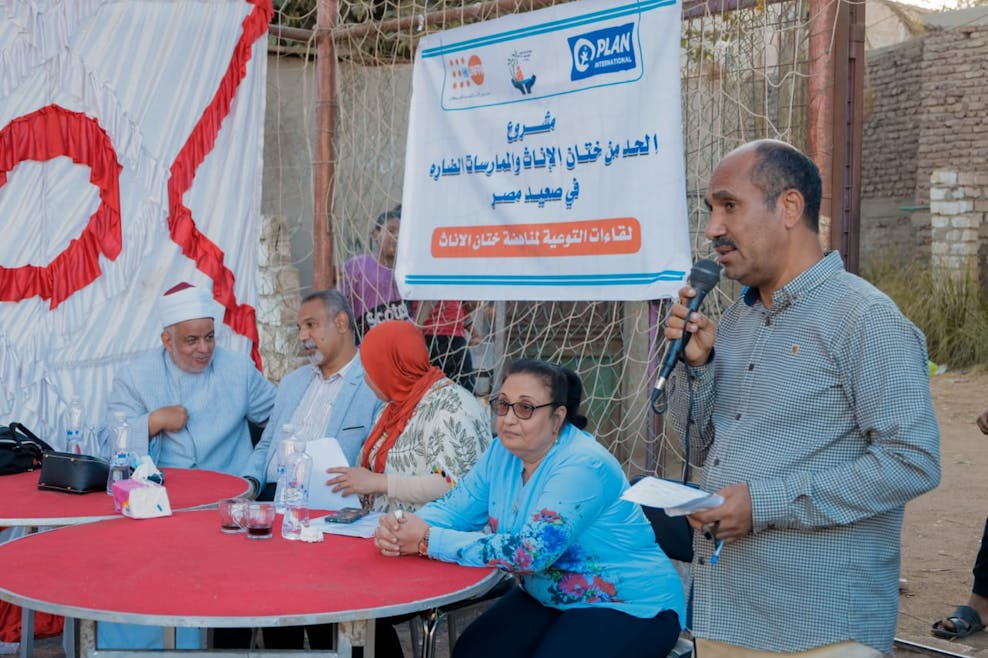 Ahmed spreekt in microfoon