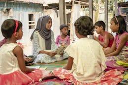 Ashfia onderwijst kinderen in Bangladesh
