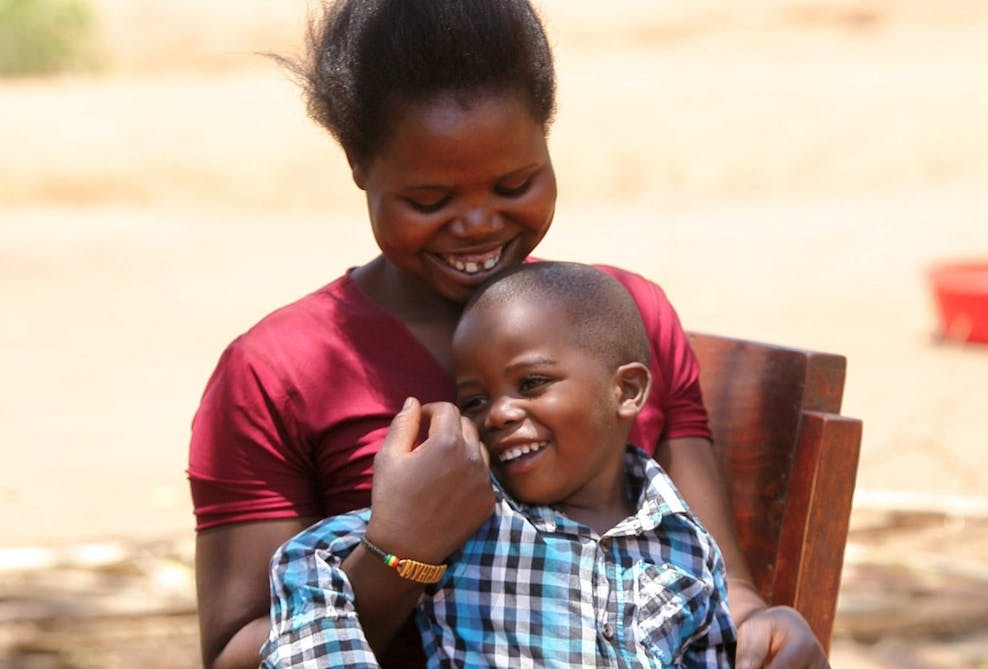 Modester met haar zoon in Malawi
