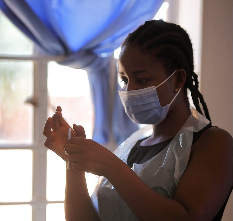 Thoko Malawi Thoko aan het werk als gezondheidsvoorlichter