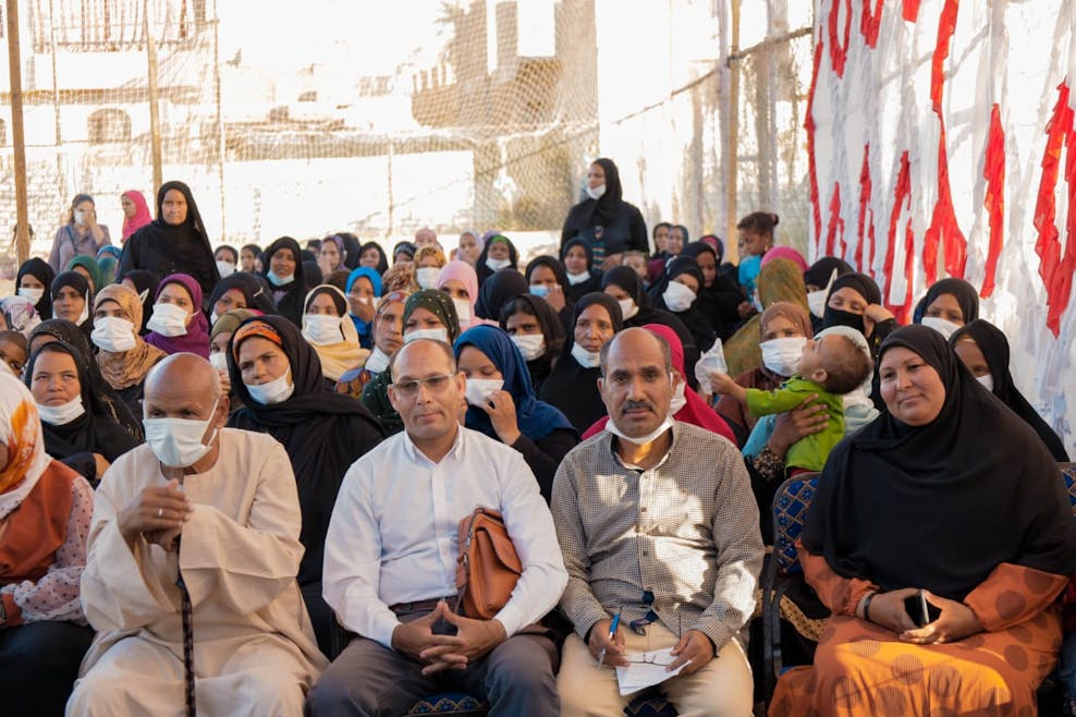 groep Egyptenaren luisteren tijdens bijeenkomst