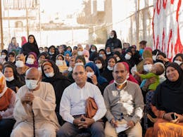 groep Egyptenaren luisteren tijdens bijeenkomst