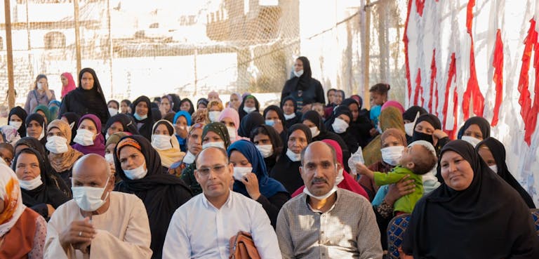 groep Egyptenaren luisteren tijdens bijeenkomst