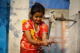 Nepalees meisje wast haar handen